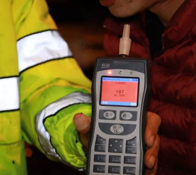 无酒驾驶却遭仪器误判，车主冷静解释令交警惭愧放行